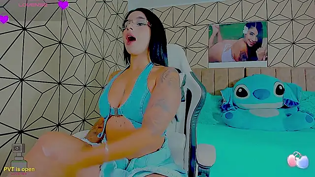 vane lopez  online show from March 18, 7:59 pm