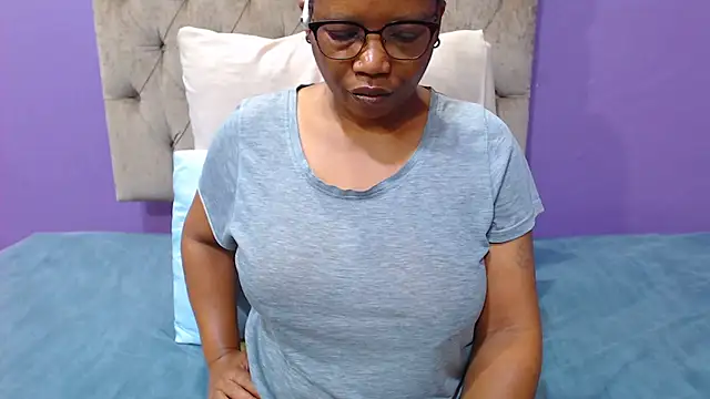 PeachAss4UU online show from May 5, 5:32 am