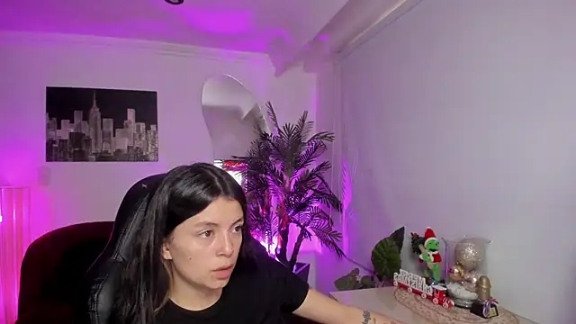 Snapshot of Meghan320 chatting on December 19, 11:34 am Meghan320 online show from December 19, 11:34 am