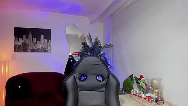 Snapshot of Meghan320 chatting on December 18, 11:47 am Meghan320 online show from December 18, 11:47 am