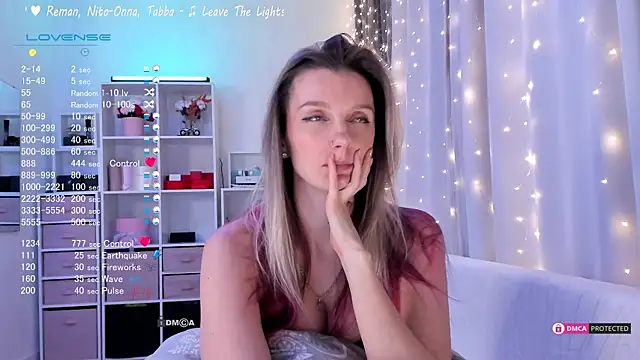 Snapshot of Karamelsw_ chatting on March 22, 12:28 am Karamelsw online show from March 22, 12:28 am