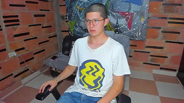 Snapshot of patrik_027 chatting on February 17, 9:32 pm patrik 027 online show from February 17, 9:32 pm