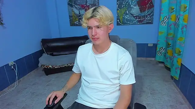 Snapshot of patrik_027 chatting on November 17, 8:35 pm patrik 027 online show from November 17, 8:35 pm