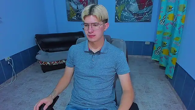 Snapshot of patrik_027 chatting on November 28, 7:25 pm patrik 027 online show from November 28, 7:25 pm