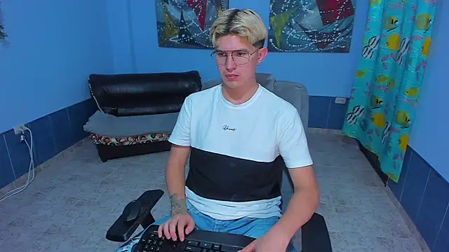 Snapshot of patrik_027 chatting on November 26, 8:14 am patrik 027 online show from November 26, 8:14 am