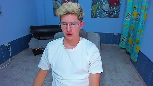 Snapshot of patrik_027 chatting on November 25, 8:03 am patrik 027 online show from November 25, 8:03 am