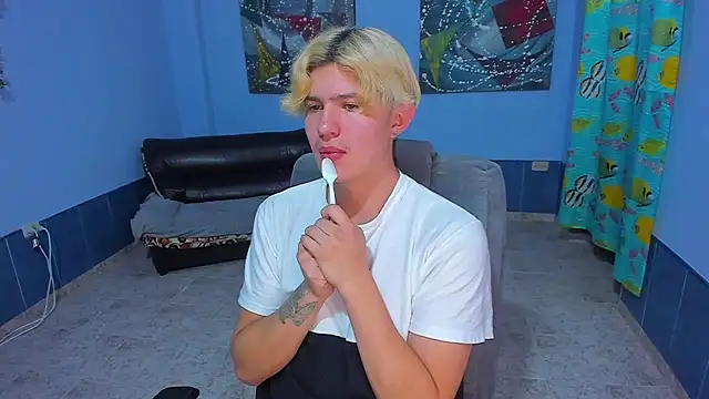 Snapshot of patrik_027 chatting on November 21, 12:42 am patrik 027 online show from November 21, 12:42 am