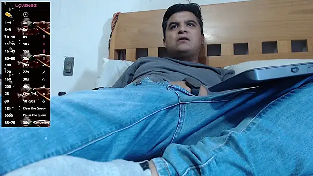 thor000089 online show from April 13, 5:17 pm