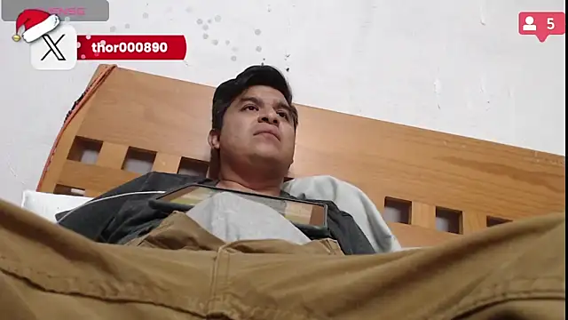 Snapshot of thor000089 chatting on January 6, 6:03 am thor000089 online show from January 6, 6:03 am