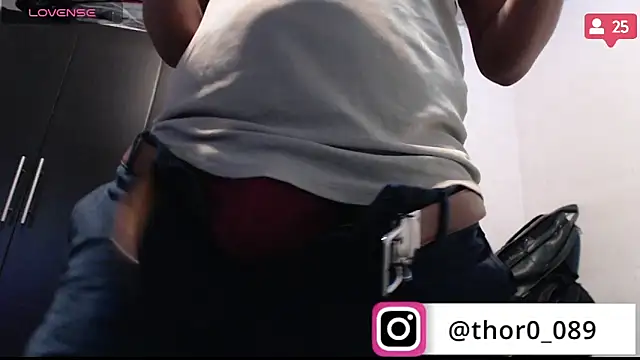 Snapshot of thor000089 chatting on January 14, 4:04 am thor000089 online show from January 14, 4:04 am