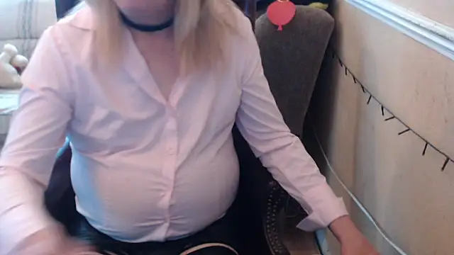 cuminmyknickers online show from April 11, 3:16 pm