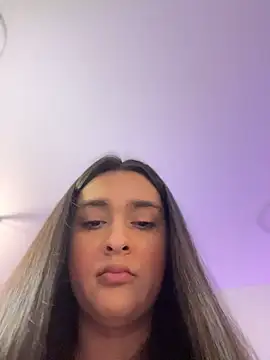 Snapshot of MiahWindsor chatting on June 16, 2:11 am MiahWindsor online show from June 16, 2:11 am