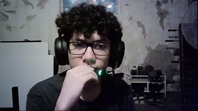 Snapshot of Emv2 chatting on February 18, 2:42 am Emv2 online show from February 18, 2:42 am