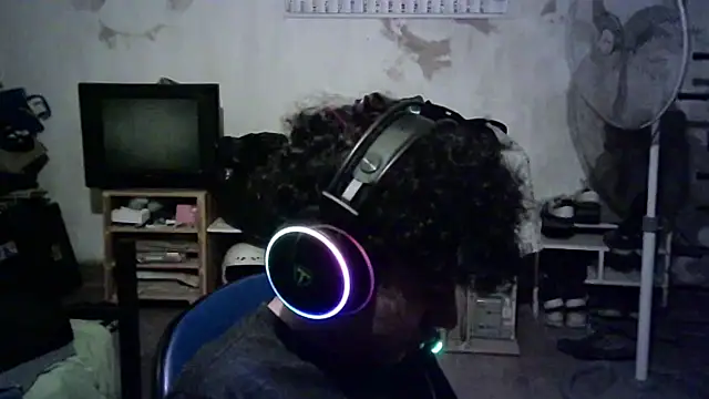 Snapshot of Emv2 chatting on February 9, 5:49 am Emv2 online show from February 9, 5:49 am