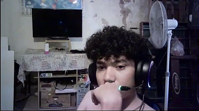 Snapshot of Emv2 chatting on February 24, 6:42 pm Emv2 online show from February 24, 6:42 pm