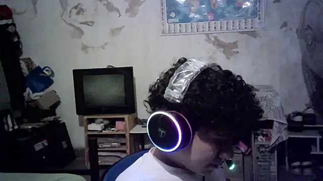 Snapshot of Emv2 chatting on February 4, 6:08 am Emv2 online show from February 4, 6:08 am