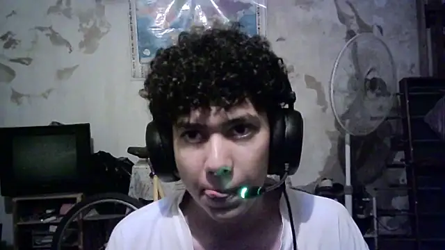 Snapshot of Emv2 chatting on February 13, 4:12 am Emv2 online show from February 13, 4:12 am