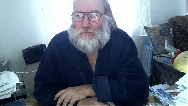 Snapshot of SexySantaC chatting on February 18, 7:43 am SexySantaC online show from February 18, 7:43 am