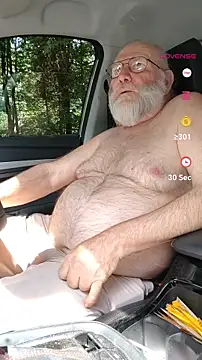 Snapshot of SexySantaC chatting on June 1, 11:32 am SexySantaC online show from June 1, 11:32 am