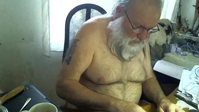 Snapshot of SexySantaC chatting on April 26, 7:16 am SexySantaC online show from April 26, 7:16 am