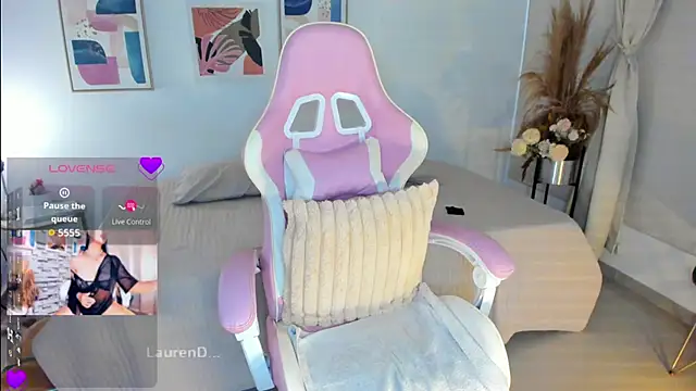 Snapshot of Misslaurenn chatting on April 28, 9:30 pm Misslaurenn online show from April 28, 9:30 pm