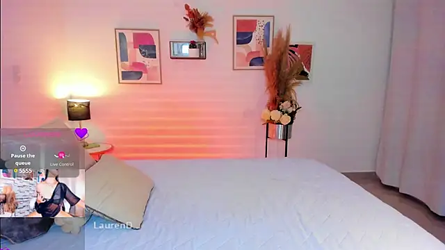 Snapshot of Misslaurenn chatting on September 10, 10:42 pm Misslaurenn online show from September 10, 10:42 pm