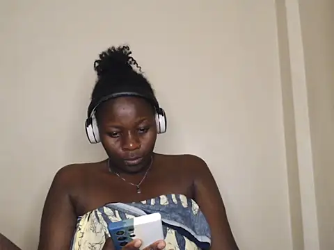 queenofqueens96 online show from April 8, 8:10 pm