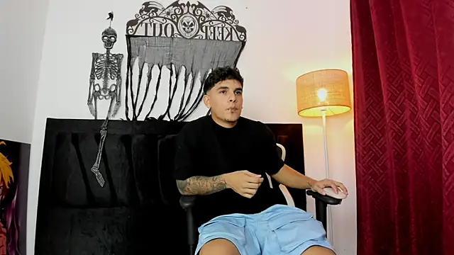 Snapshot of Evan_stoner chatting on November 1, 3:24 am Evan stoner online show from November 1, 3:24 am