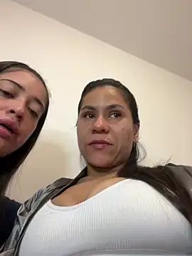 Snapshot of Reggie-Liam chatting on December 17, 2:23 am Reggie-Liam online show from December 17, 2:23 am