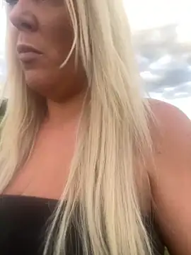 Snapshot of Bustyblondebabe32 chatting on June 20, 7:41 pm Bustyblondebabe32 online show from June 20, 7:41 pm