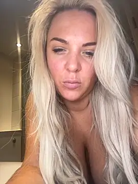 Bustyblondebabe32 online show from October 4, 9:33 am