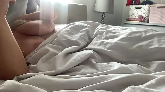 Snapshot of Bustyblondebabe32 chatting on July 5, 8:10 am Bustyblondebabe32 online show from July 5, 8:10 am