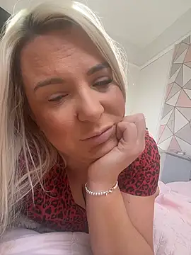 Bustyblondebabe32 online show from April 7, 9:33 am