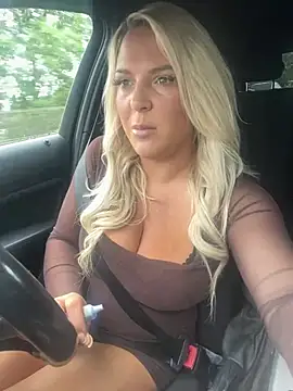 Snapshot of Bustyblondebabe32 chatting on June 4, 7:57 am Bustyblondebabe32 online show from June 4, 7:57 am