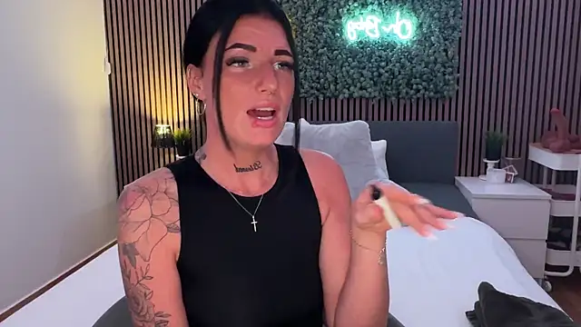 Snapshot of LizaRoxx chatting on November 18, 8:23 pm LizaRoxx online show from November 18, 8:23 pm