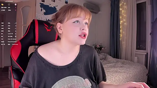 LisaLaas online show from December 4, 1:25 pm