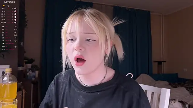 Snapshot of LisaLaas chatting on February 27, 7:35 pm LisaLaas online show from February 27, 7:35 pm