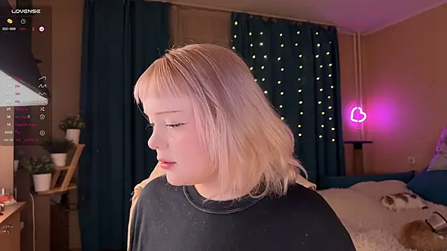 LisaLaas online show from September 12, 5:45 pm
