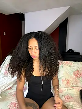 Snapshot of Miley_and_Vash chatting on December 5, 9:01 pm Miley and Vash online show from December 5, 9:01 pm