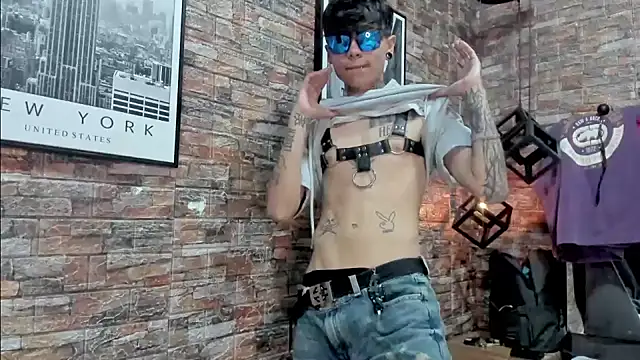 Snapshot of AcidMilo chatting on December 17, 3:06 pm AcidMilo online show from December 17, 3:06 pm