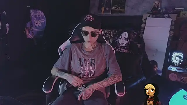 Snapshot of AcidMilo chatting on June 22, 4:37 pm AcidMilo online show from June 22, 4:37 pm