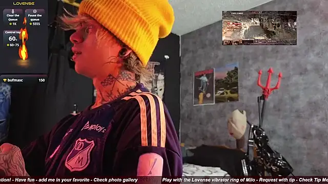 Snapshot of AcidMilo chatting on October 22, 3:55 pm AcidMilo online show from October 22, 3:55 pm