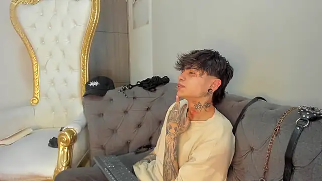 Snapshot of AcidMilo chatting on December 2, 7:33 pm AcidMilo online show from December 2, 7:33 pm
