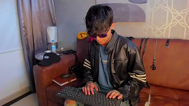 Snapshot of AcidMilo chatting on December 7, 2:41 pm AcidMilo online show from December 7, 2:41 pm