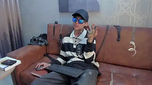 Snapshot of AcidMilo chatting on December 9, 1:02 pm AcidMilo online show from December 9, 1:02 pm