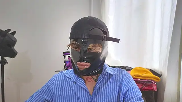 Snapshot of AcidMilo chatting on March 10, 8:34 pm AcidMilo online show from March 10, 8:34 pm