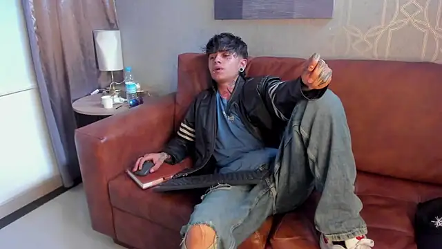 Snapshot of AcidMilo chatting on December 7, 5:48 pm AcidMilo online show from December 7, 5:48 pm