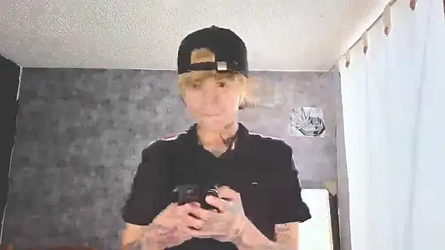 Snapshot of AcidMilo chatting on October 10, 7:25 pm AcidMilo online show from October 10, 7:25 pm