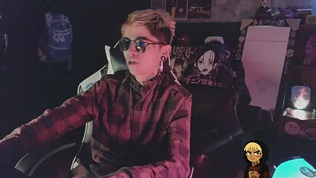 Snapshot of AcidMilo chatting on June 18, 8:58 pm AcidMilo online show from June 18, 8:58 pm