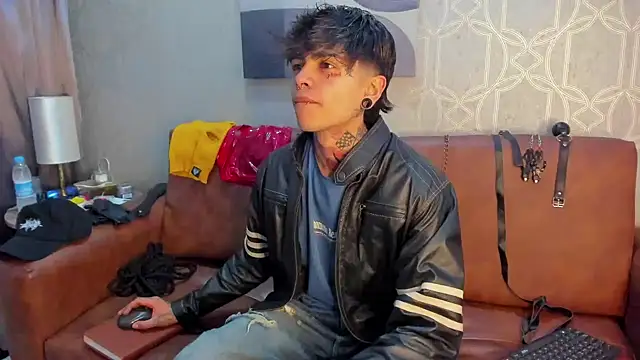 Snapshot of AcidMilo chatting on December 7, 11:34 am AcidMilo online show from December 7, 11:34 am